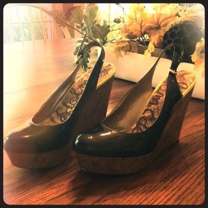 Sam Edelman patent leather blk wedges w yellow pop